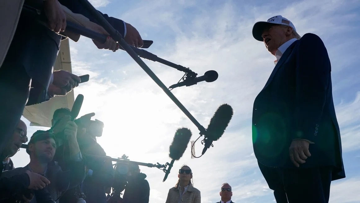 Ong Trump hoan muc thue 50% doi voi EU hinh anh