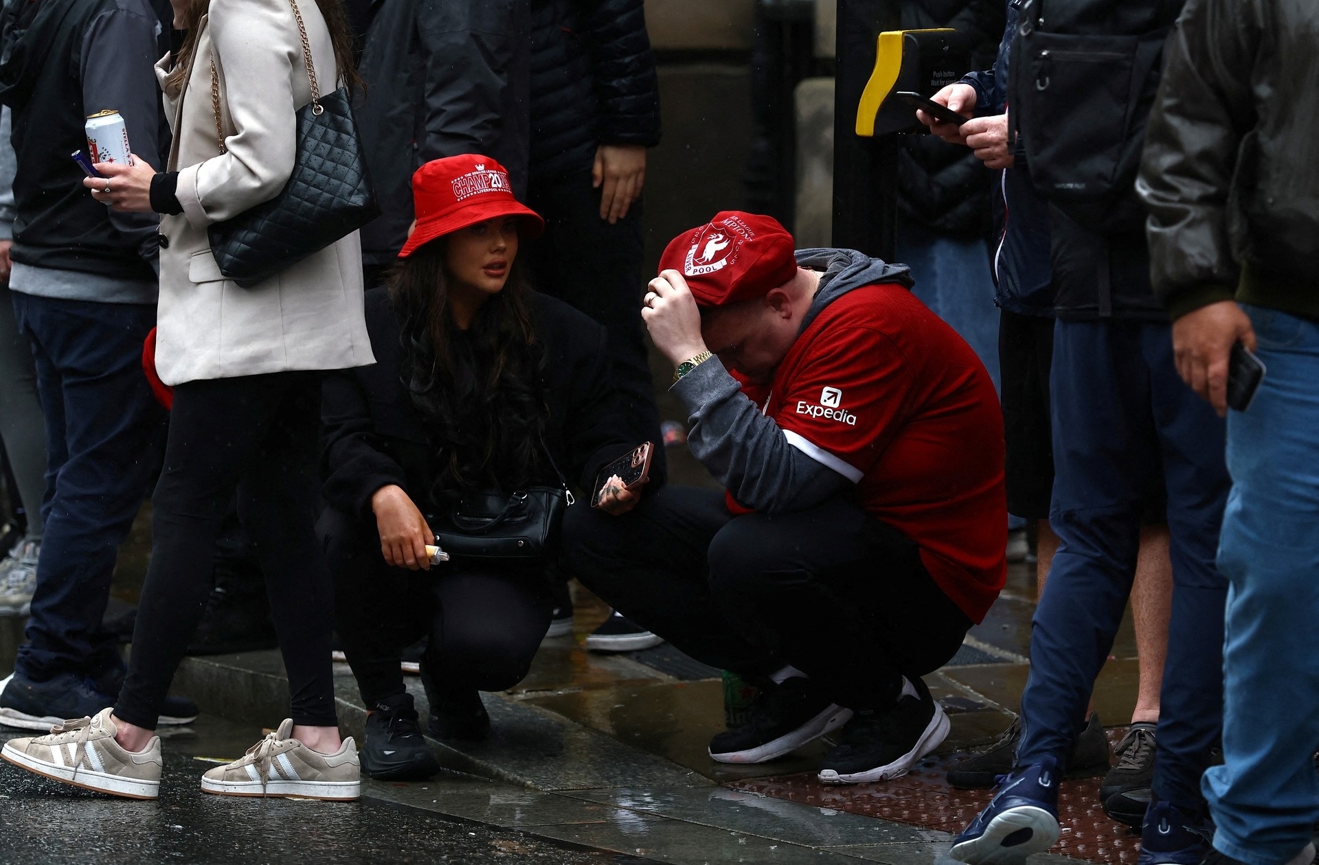 Dam xe o Liverpool khien gan 50 nguoi bi thuong, 2 nguoi nguy kich hinh anh