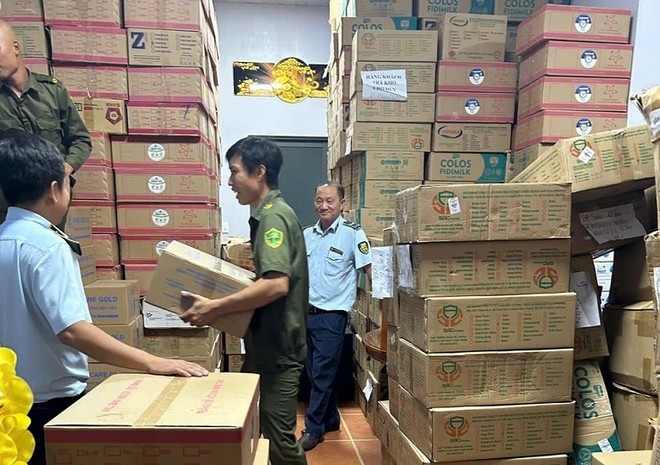 Phat hien kho chua gan 25 tan sua bot khong ro nguon goc hinh anh