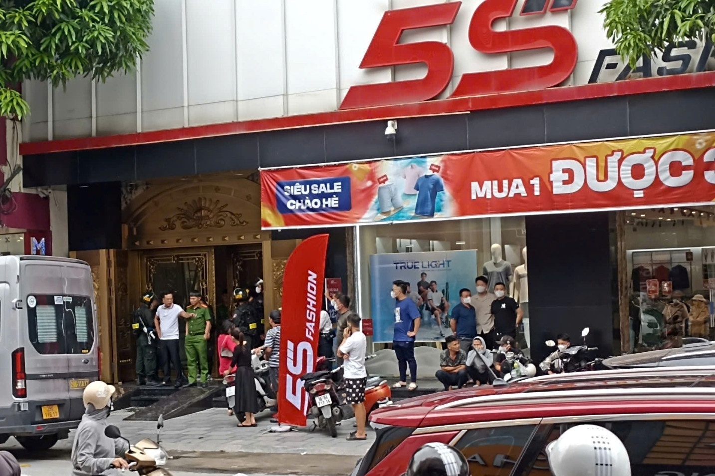 Dong loat kham xet 3 ngoi nha lien quan dai ca giang ho o Thanh Hoa hinh anh