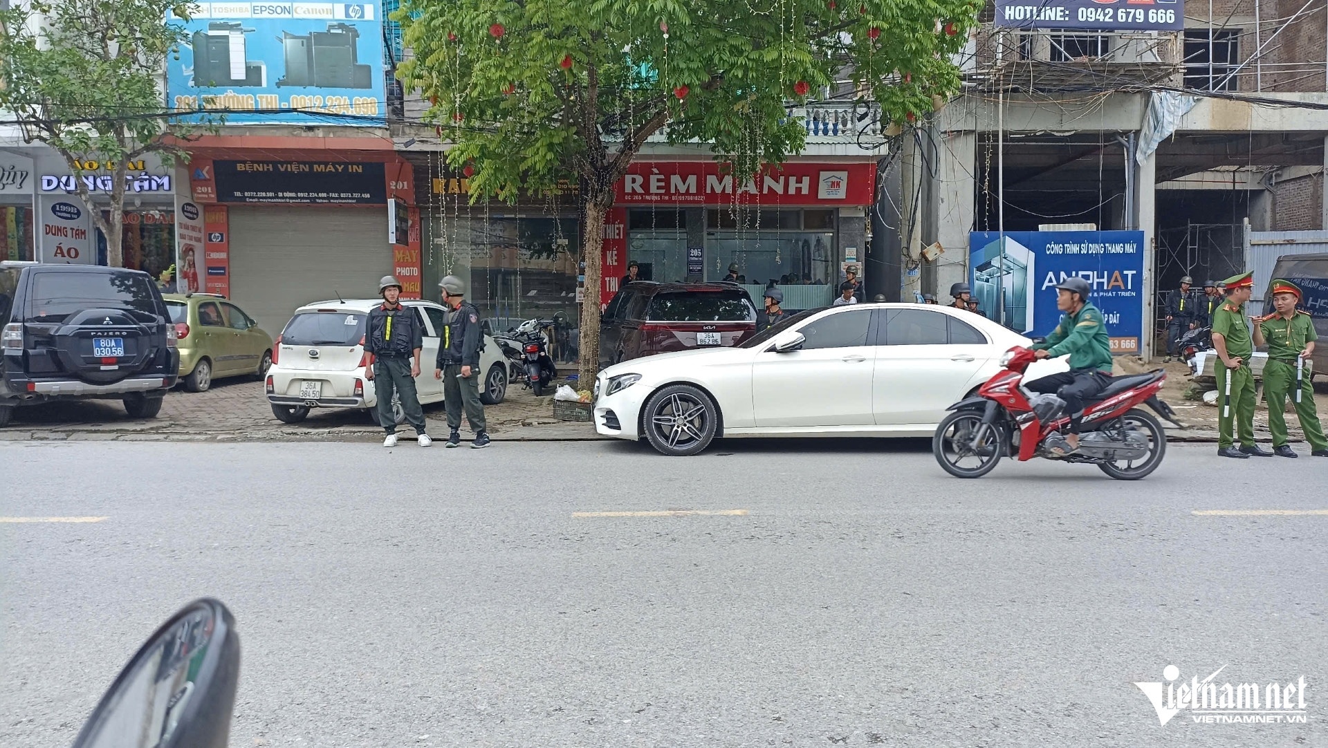 Dong loat kham xet anh 2