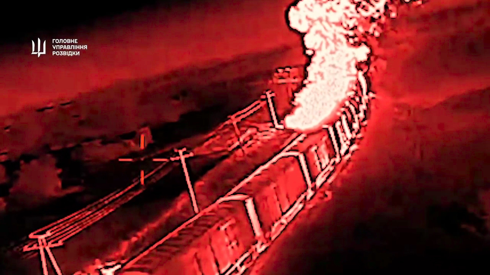 Doan tau cho nhien lieu cua Nga boc chay sau khi bi Ukraine khong kich hinh anh