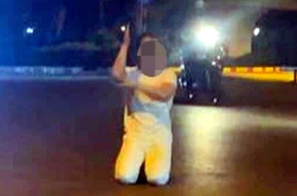 Thanh nien quy lay den chay mau dau giua duong truoc mieu tho o Ha Noi hinh anh