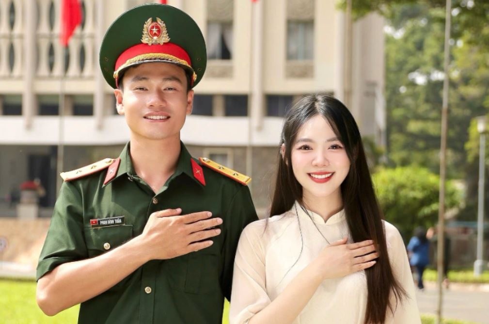 Nu sinh TP.HCM duoc 'chu bo doi' cau hon tai le tot nghiep gay sot hinh anh