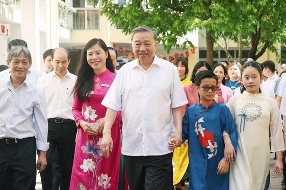 Tong Bi thu To Lam tham hai truong hoc chuyen biet tai Ha Noi hinh anh