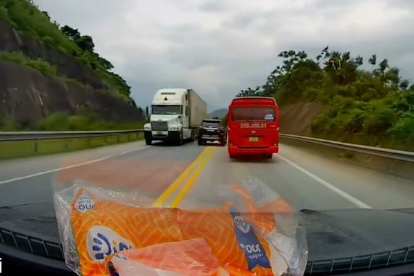 Danh tinh nu tai xe vuot xe kieu 'gion mat tu than' tren cao toc hinh anh