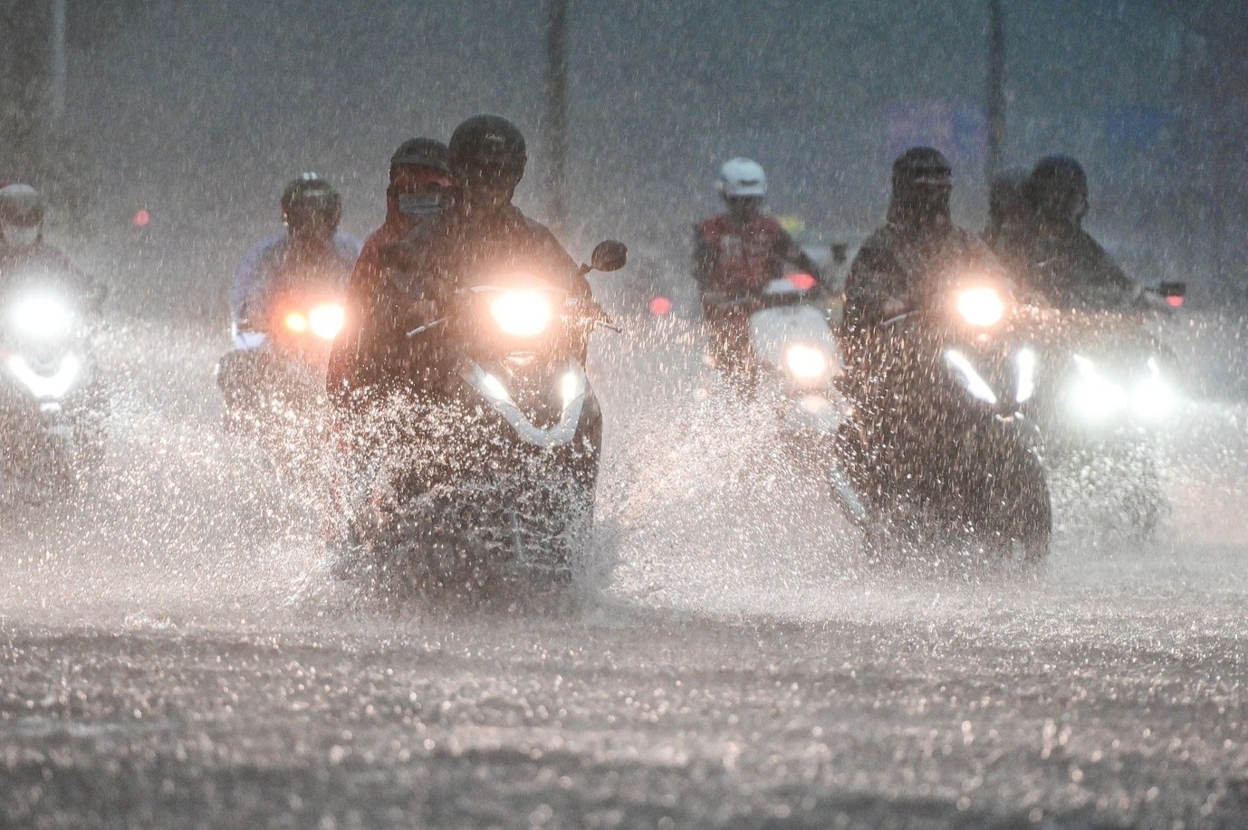 Gio mua tay nam van 'ran ran', TP.HCM mua lien tiep hinh anh