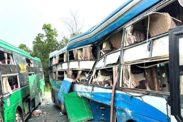 2 xe khach giuong nam tong truc dien, nhieu nguoi trong thuong hinh anh