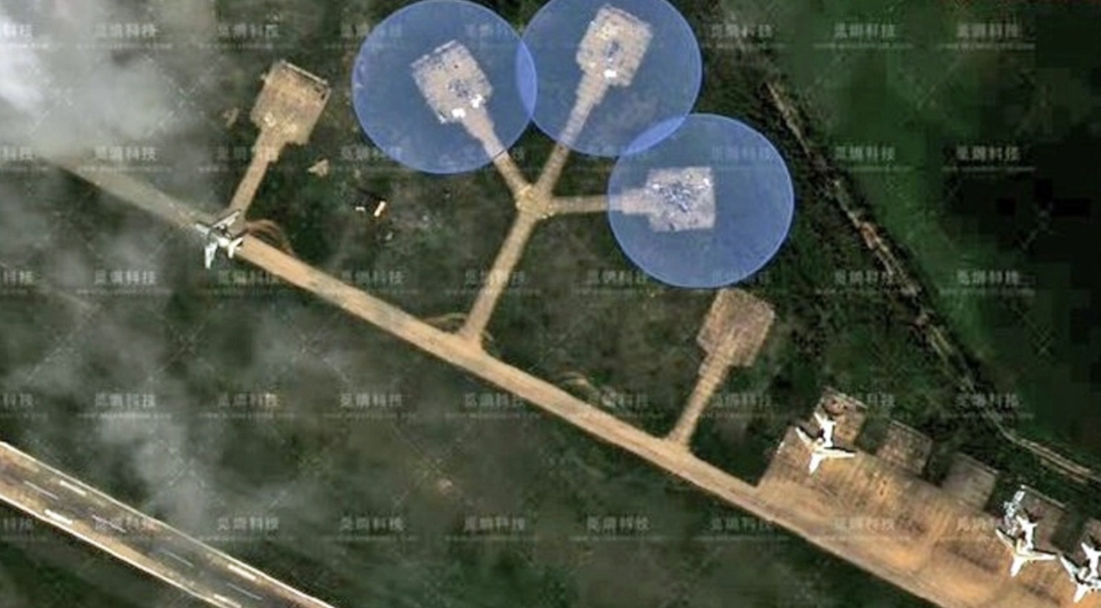 Anh ve tinh tiet lo UAV Ukraine pha huy may bay canh bao som cua Nga hinh anh