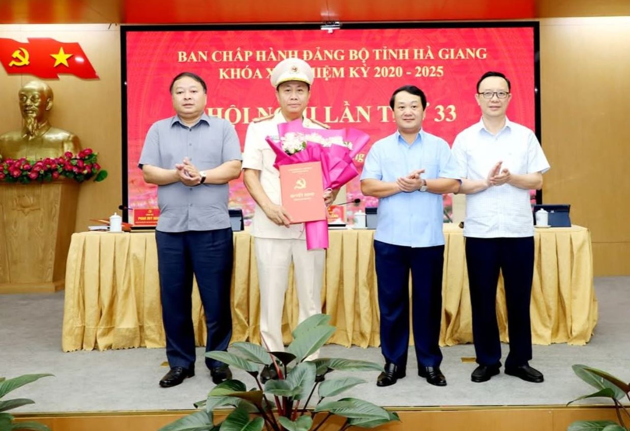 Ban Bi thu anh 3