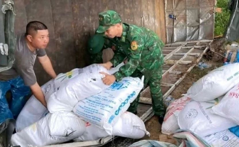 Xe tai cho hang cuu tro lat giua doc nui hinh anh