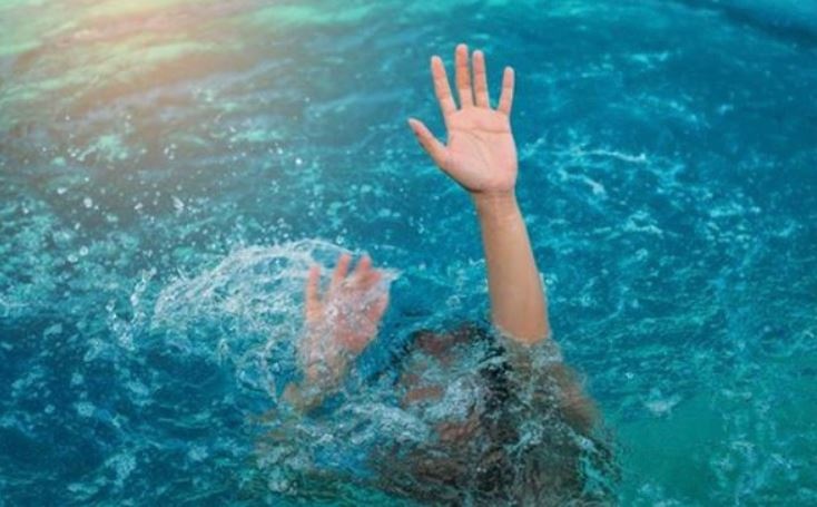 Phat hien thi the be trai noi tren ao nuoc o Lang Son hinh anh