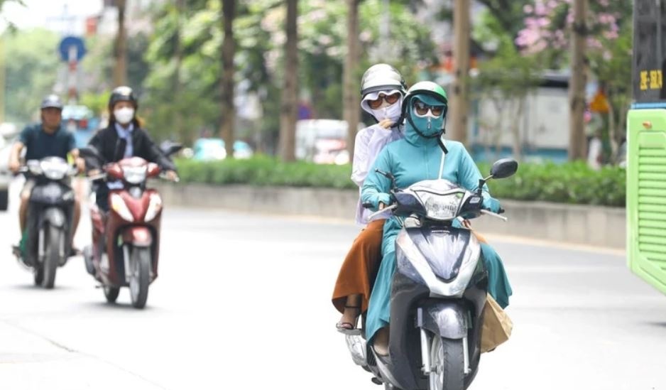 Nang nong gay gat dien rong, co noi tren 38 do C hinh anh