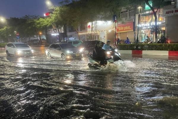 Canh bao mua dong kem loc set o Ha Noi, lu quet, sat lo tai Quang Ngai hinh anh