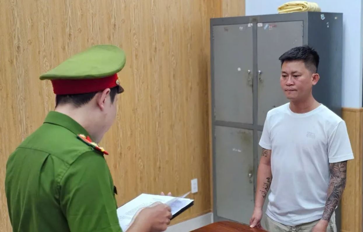 Chan dung ke cam dau duong day ca do bong da hon 2.000 ty dong hinh anh