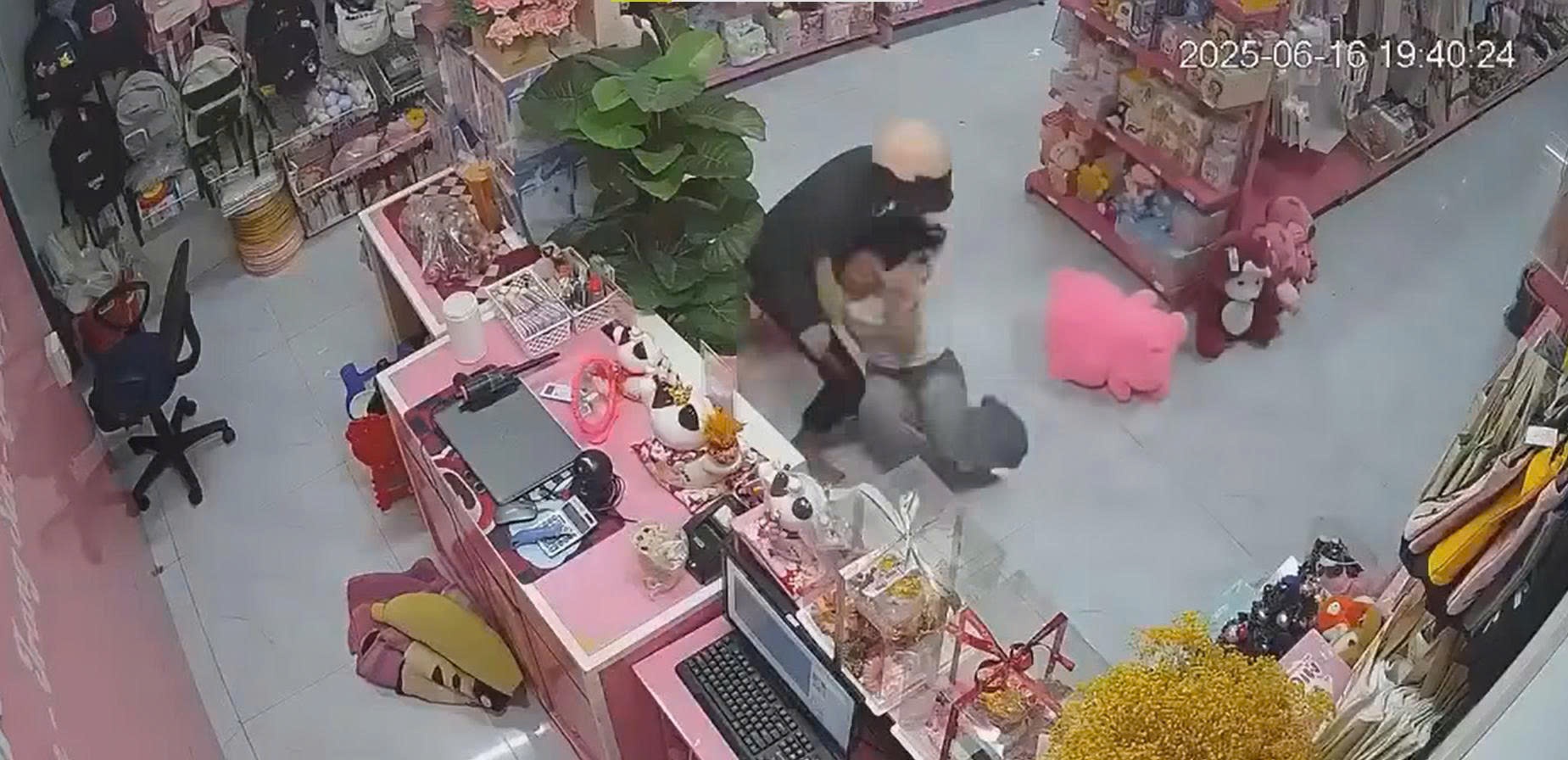 Clip hai ten cuop khong che nu nhan vien cua hang thoi trang hinh anh