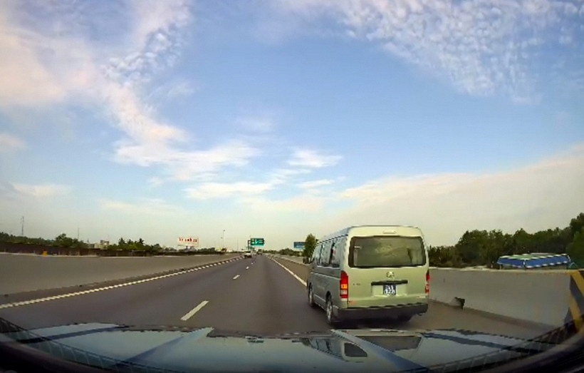 Phat xe bien xanh di vao lan khan cap tren cao toc TP.HCM-Trung Luong hinh anh