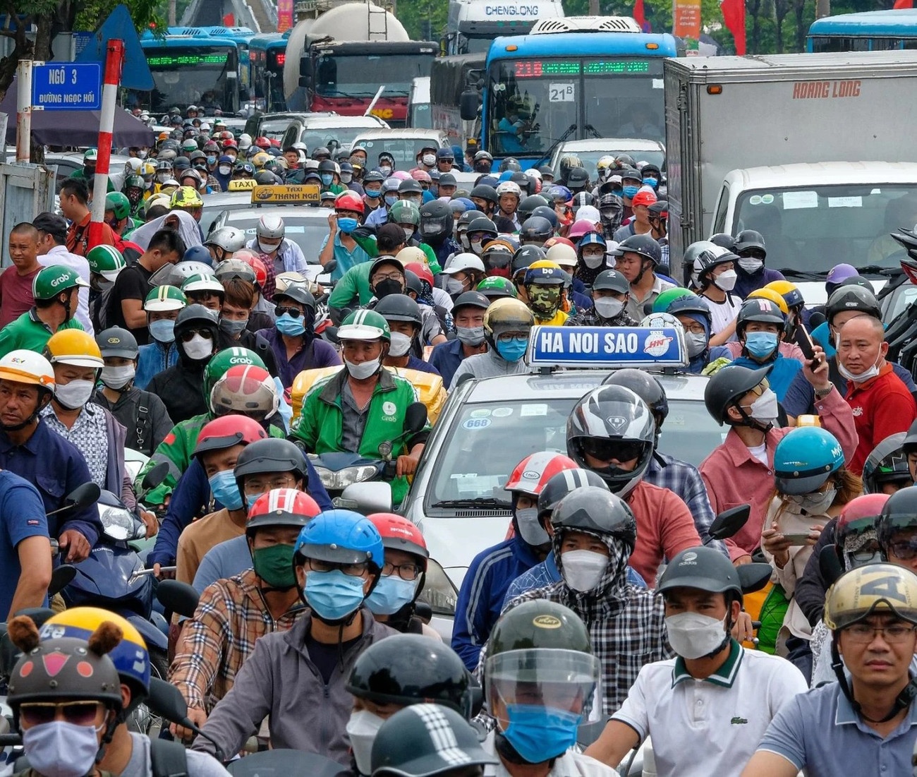 Ha Noi cam xe xang anh 1