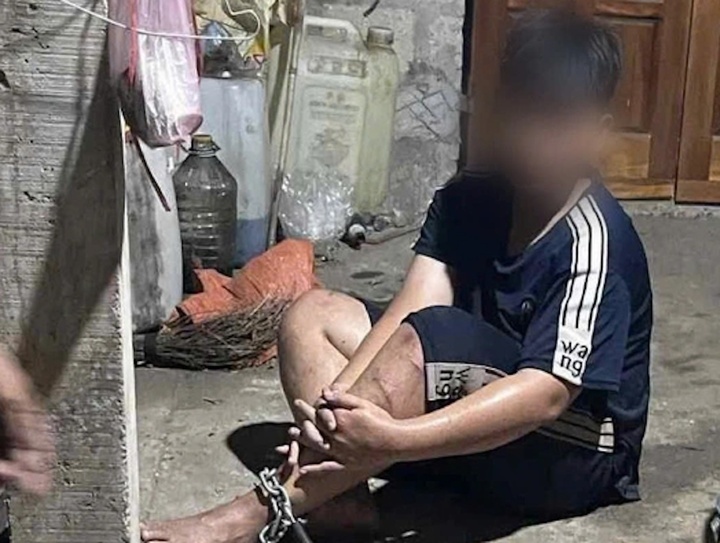 Lam ro viec nam sinh o Hue bi nguoi dan ong xich chan, hanh hung hinh anh