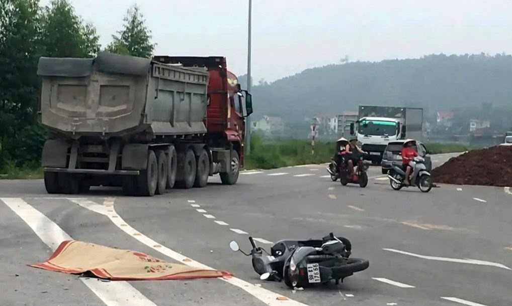 Xe dau keo va cham moto, mot phu nu tu vong tai cho hinh anh