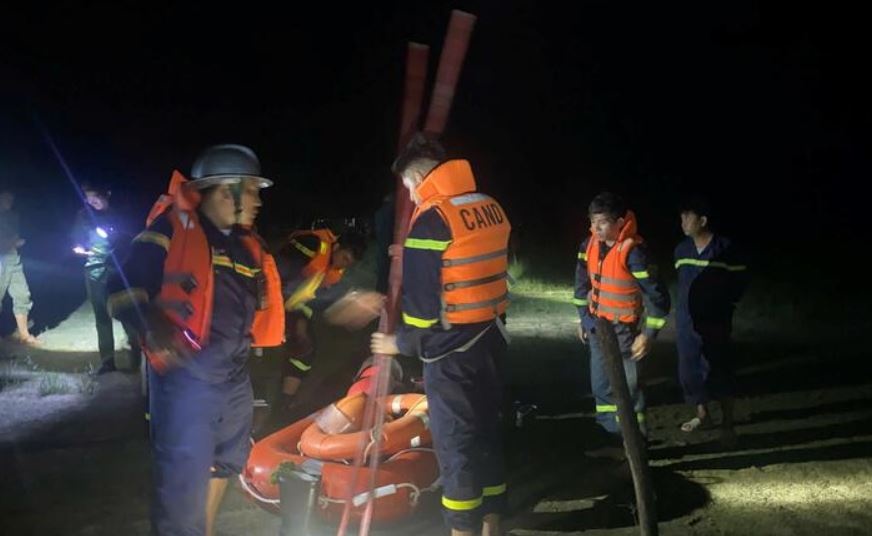 Hon 100 nguoi trang dem tim kiem nan nhan mat tich duoi long ho hinh anh