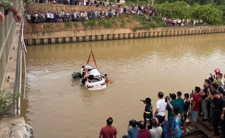 Tin moi vu oto tong hai xe may roi lao xuong song o Nghe An hinh anh