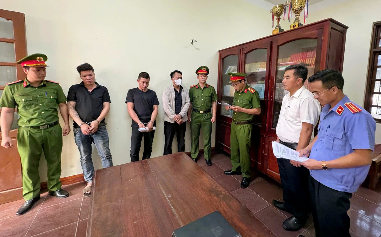 Bat nhom con do hanh hung nhan vien nha khoa khi dang kham cho tre nho hinh anh