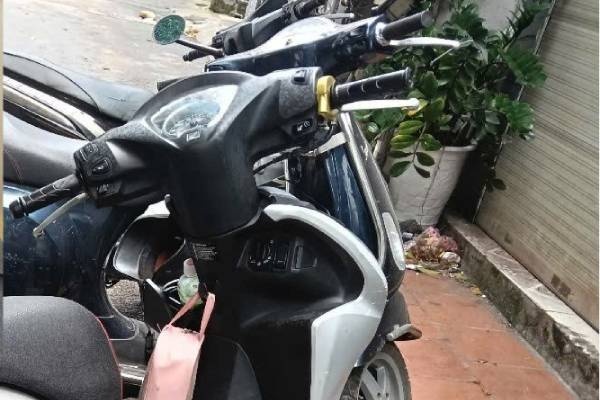 Bat 3 doi tuong chan duong nguoi dan, dung dao cuop iPhone o Ha Noi hinh anh