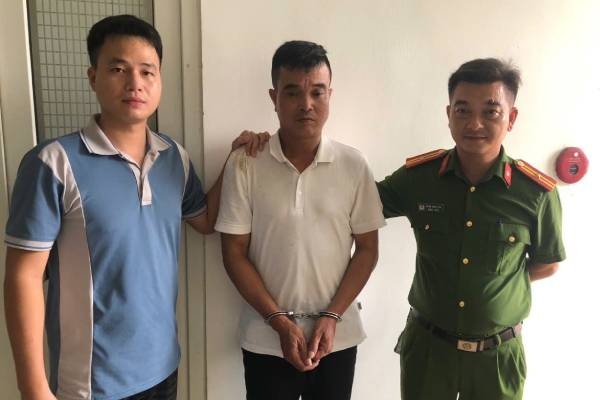 Bat doi tuong gia danh bac si tiep can tre em hinh anh