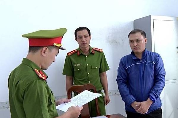 Bat tam giam nhan vien ngan hang lua dao chiem doat mot ty dong hinh anh