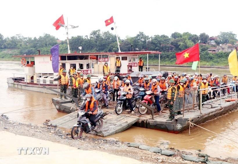 Van hanh lai pha quan su o khu vuc cau Phong Chau tai Phu Tho hinh anh