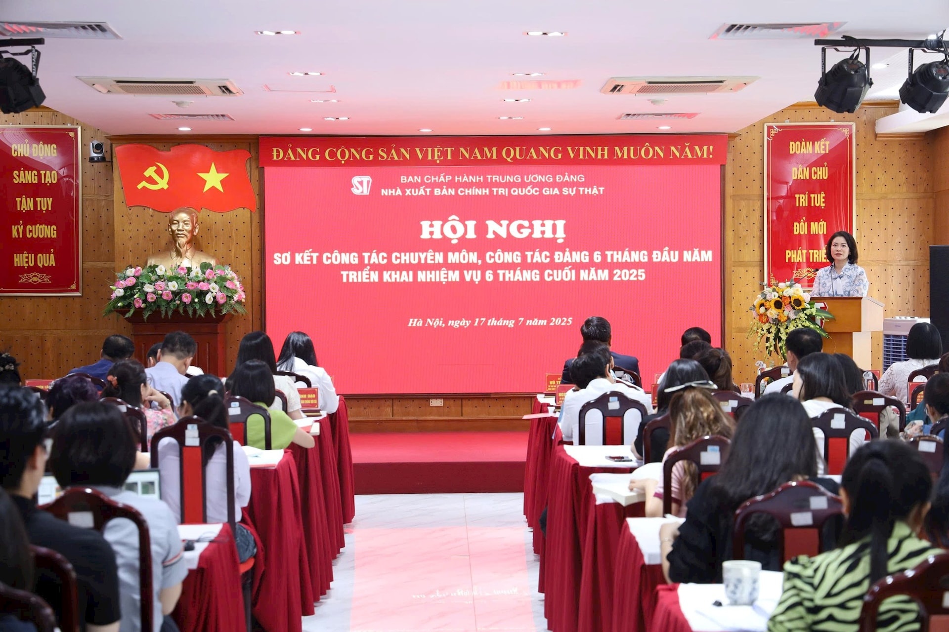 6 thang dau nam anh 1