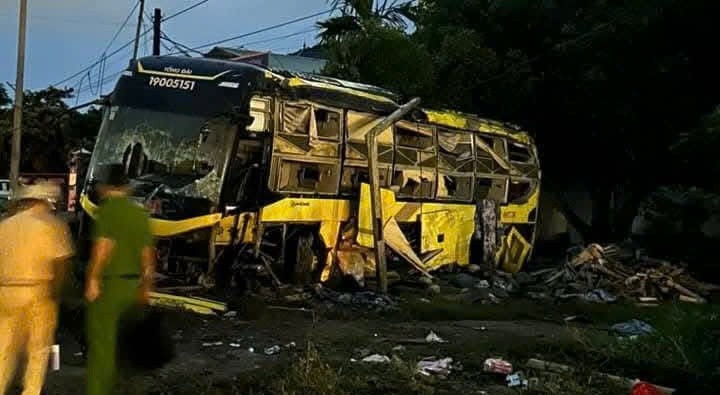 Hien truong vu lat xe khach o Ha Tinh hinh anh