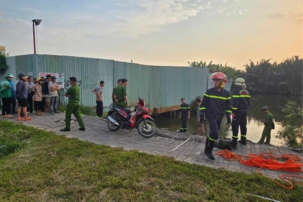 Nguoi Roi xuong kenh TP.HCM anh 2