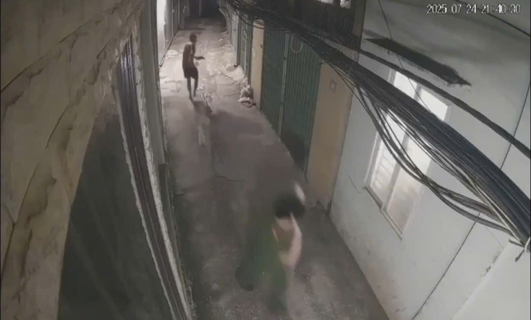 Truy bat doi tuong no sung khi bi canh sat kiem tra hanh chinh hinh anh