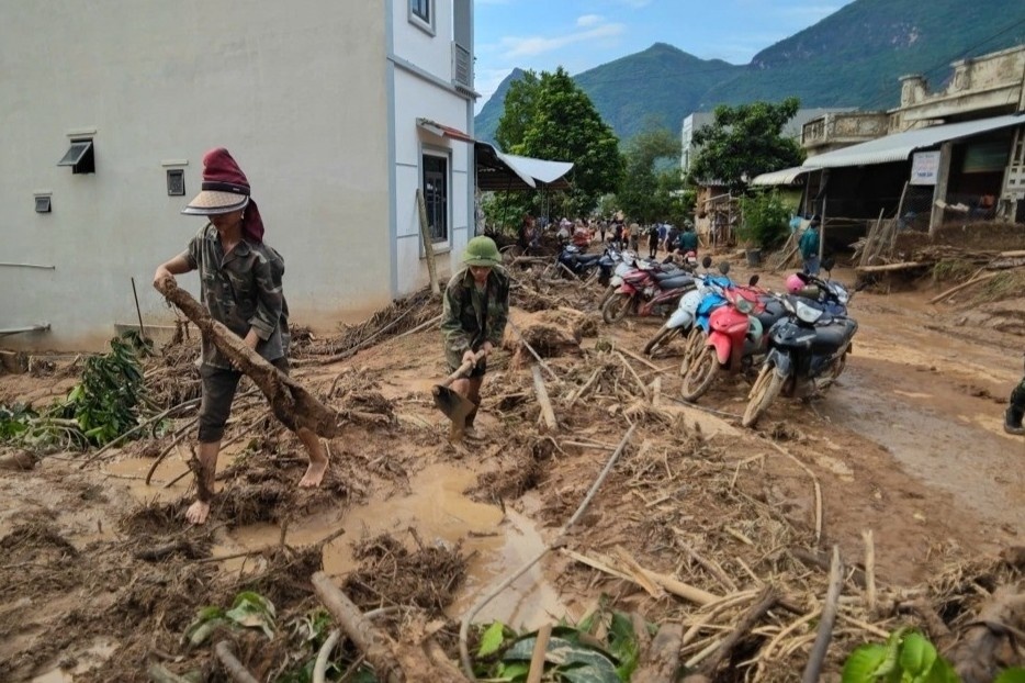 Dung nha bat ho tro nguoi dan Chieng So, Son La vuot con lu du hinh anh