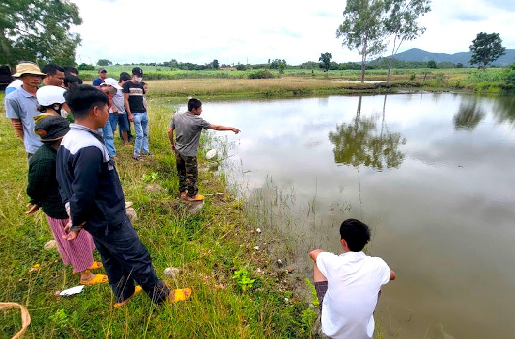 2 em nho duoi nuoc thuong tam o Gia Lai hinh anh