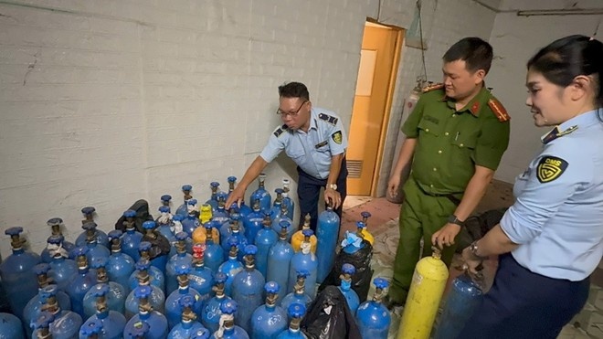 Phat hien, tam giu hang tram binh 'khi cuoi' khong ro nguon goc hinh anh