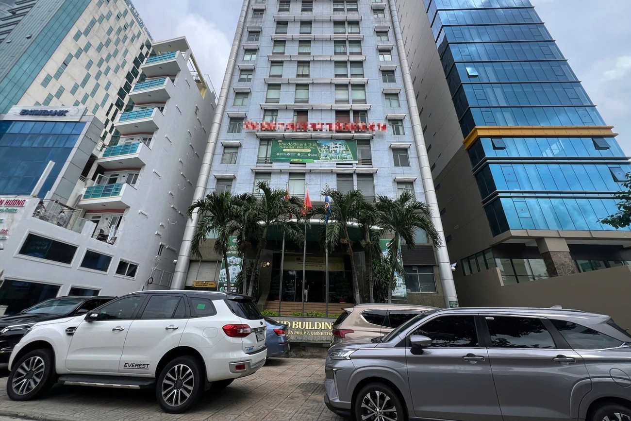 Duong Ta Hien,  Cong an Cat Lai,  L.T.A.,  Vet mau,  Phong toa anh 1