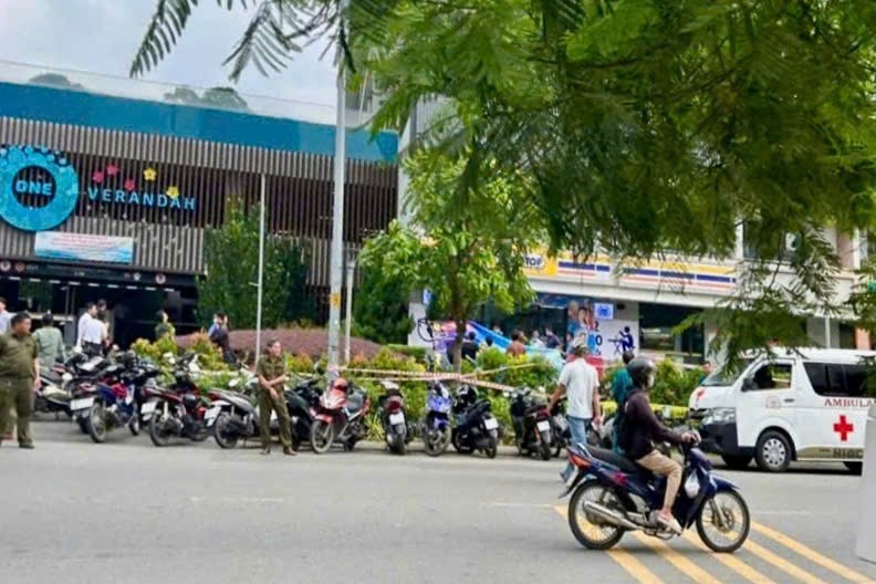 Duong Ta Hien,  Cong an Cat Lai,  L.T.A.,  Vet mau,  Phong toa anh 2
