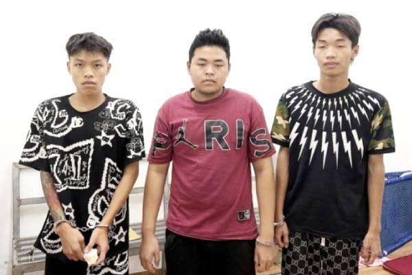 Nhom doi tuong dan canh cuop tai san cua lai xe om giua dem khuya hinh anh
