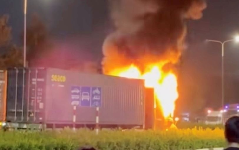 Can canh xe container boc chay ngun ngut o TP.HCM hinh anh