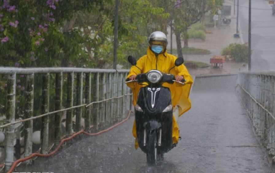 Canh bao mua lon o Bac Bo, mua dong kem loc set o Ha Noi ngay 7/8 hinh anh