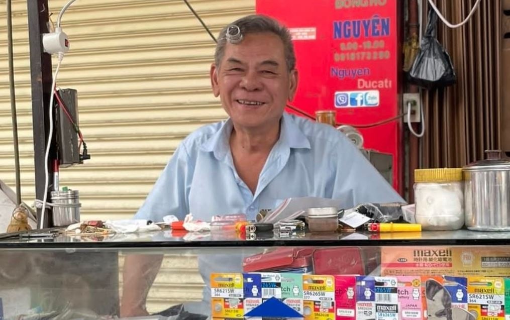 Nguoi dan ong hon 40 nam sua 'co may thoi gian' o TP.HCM hinh anh