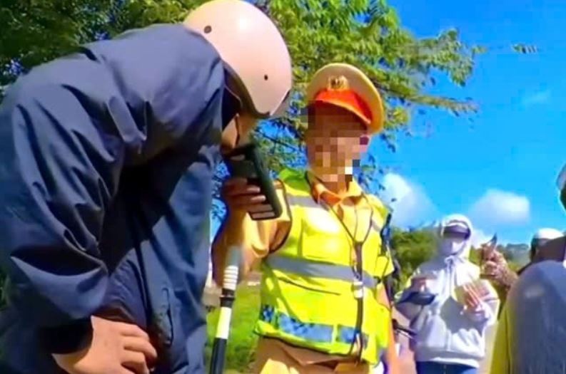 Cho ra khoi luc luong can bo CSGT vi phat ngon thieu chuan muc hinh anh