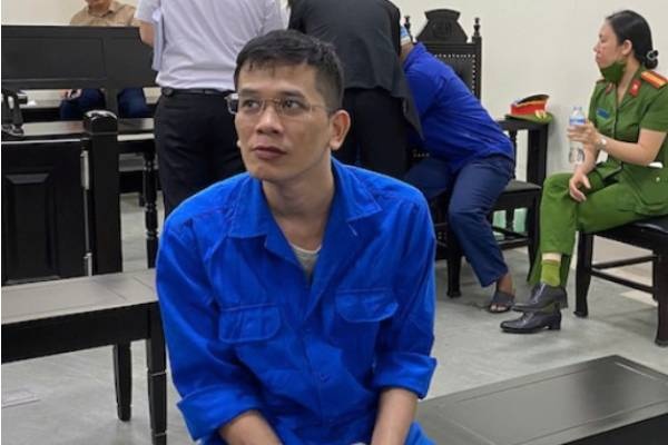 Cuu can bo nhan tien de nhap 'khong' du lieu xuat nhap canh hinh anh