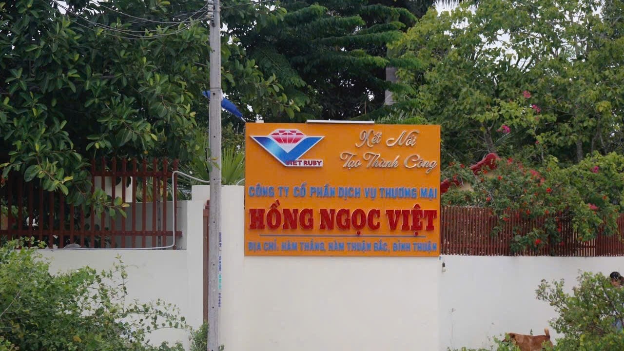 Cong an kham xet mot cong ty hoat dong trong linh vuc mua ban no hinh anh