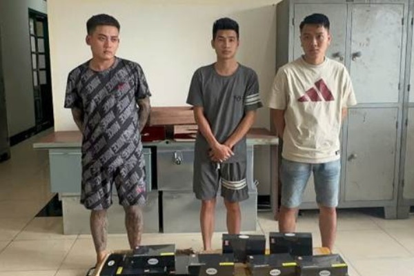 Khoi to 3 doi tuong trong vu trom cap 138 may tinh tai Noi Bai hinh anh