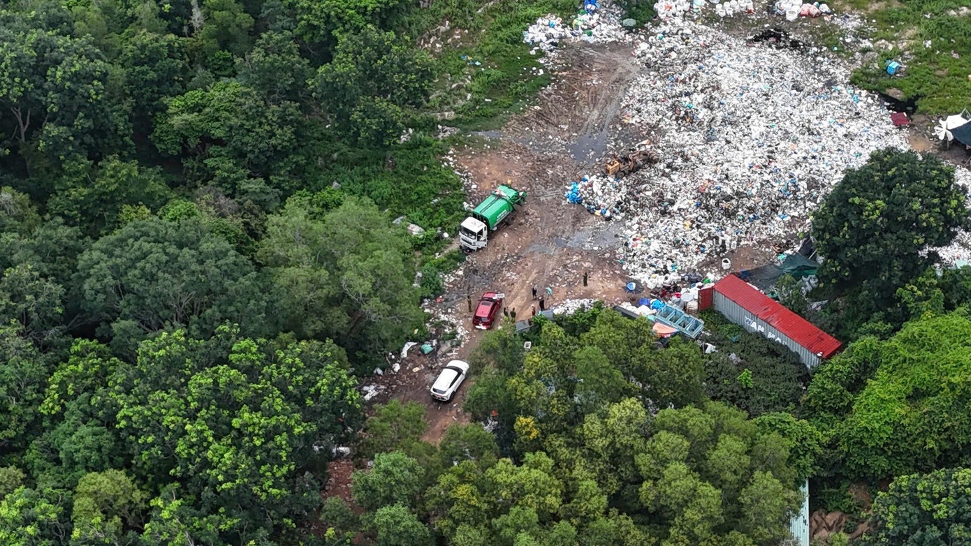 Giam doc cong ty thu gom rac chi dao do trom hon 600 tan rac thai hinh anh