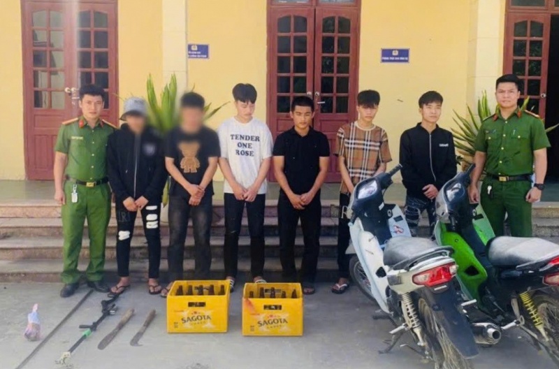 Bat nhom quai xe nem vo chai bia vao nha dan hinh anh